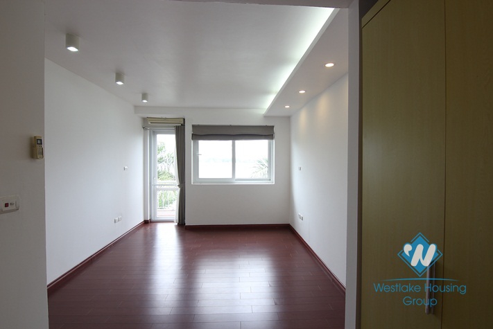 Lakeside house for rent in Tay Ho with amazing lake view 